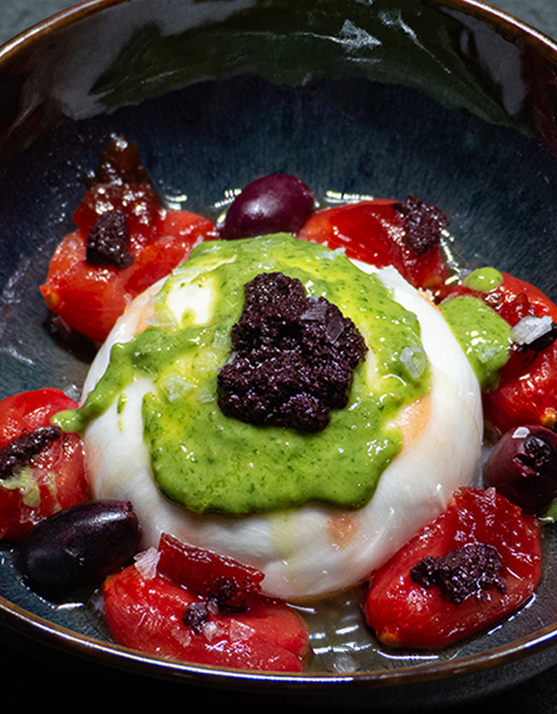 Plat de burrata artesana amb tomàquets i olives Greco