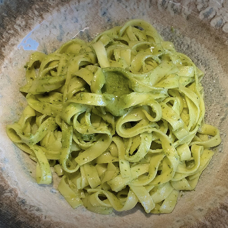 Plat de pasta al pesto